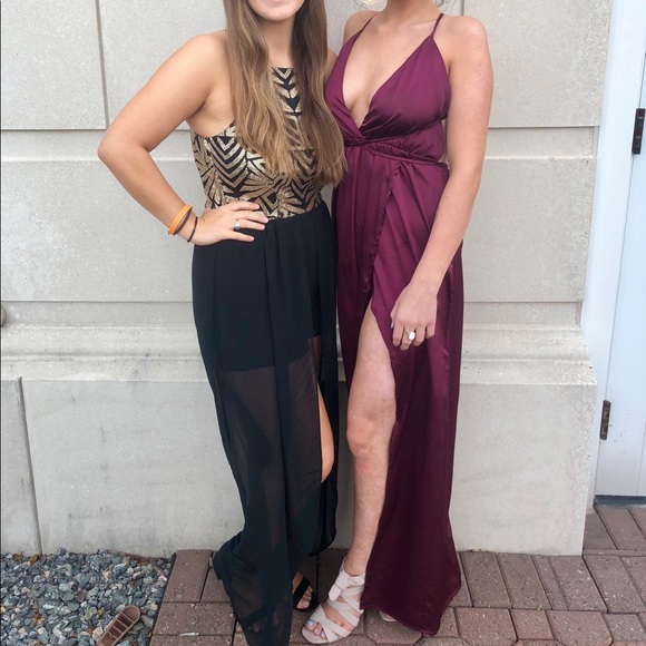 Maroon low cut gown with leg slit and open back - Picture 2 of 3